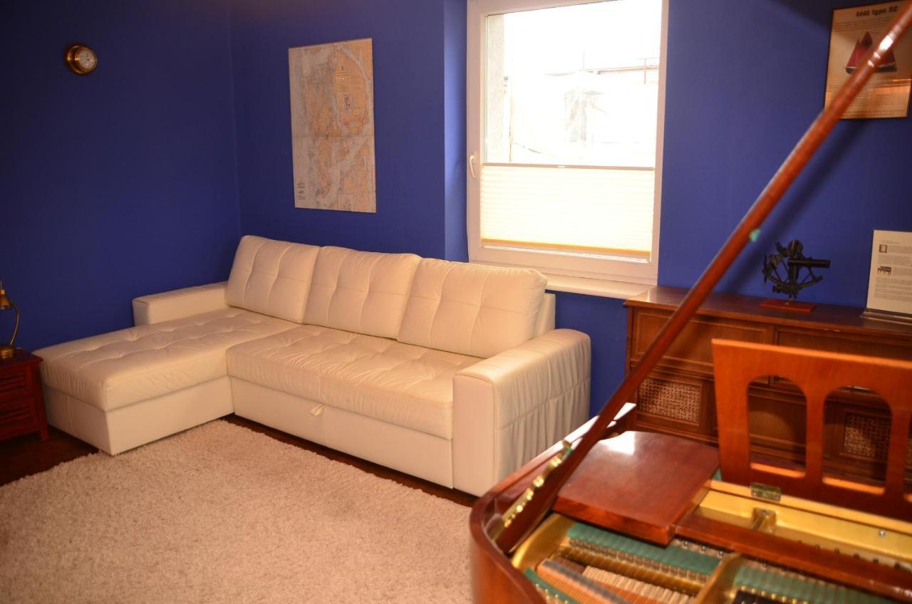 Apartment Dark Amber- 3 Grand Piano *