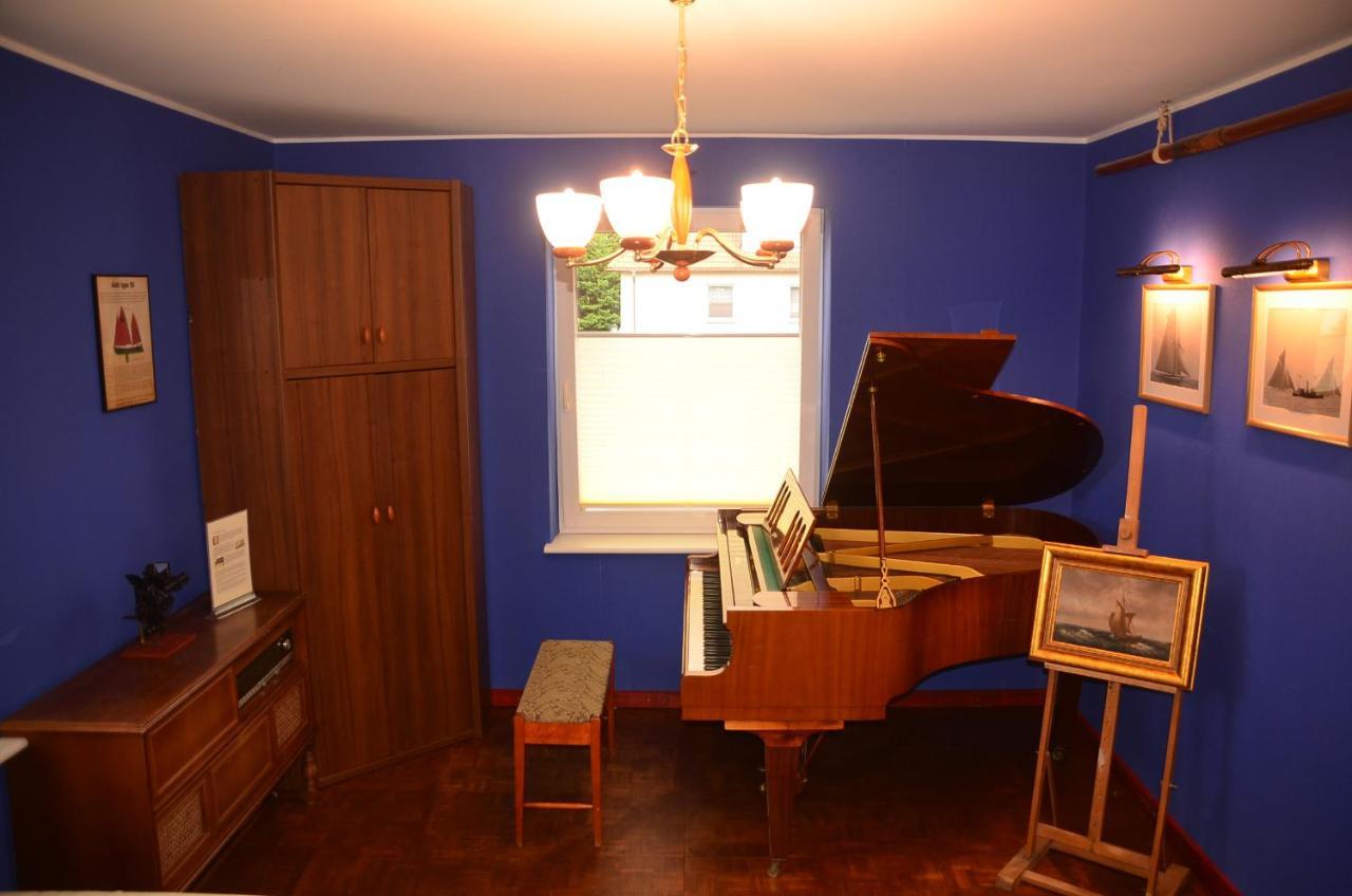 Apartment Dark Amber- 3 Grand Piano *
