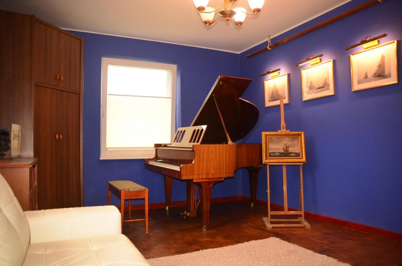 Dark Amber- 3 Grand Piano Apartment Swinoujscie